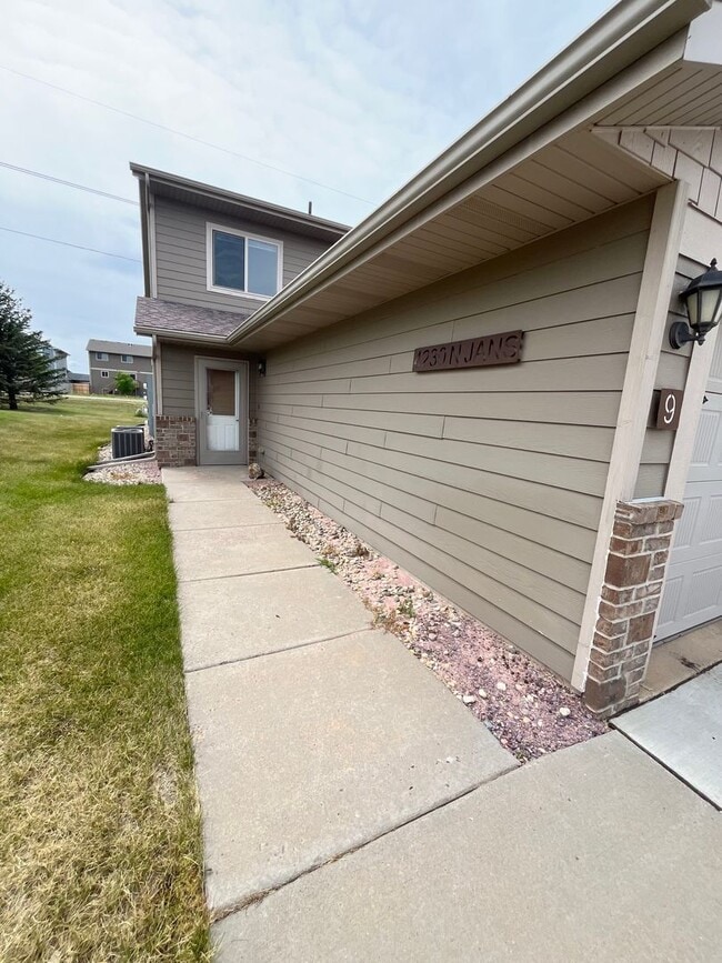 Building Photo - 2 Bed/1.5 Bath Townhome For Rent!