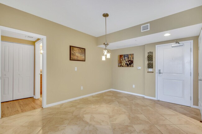 Building Photo - 403 S Sapodilla Ave