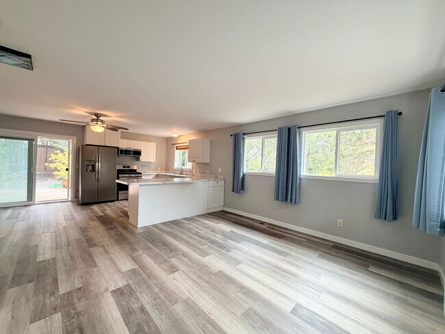 Foto del edificio - Serene 1-Bedroom Home with Privacy & Nature Views