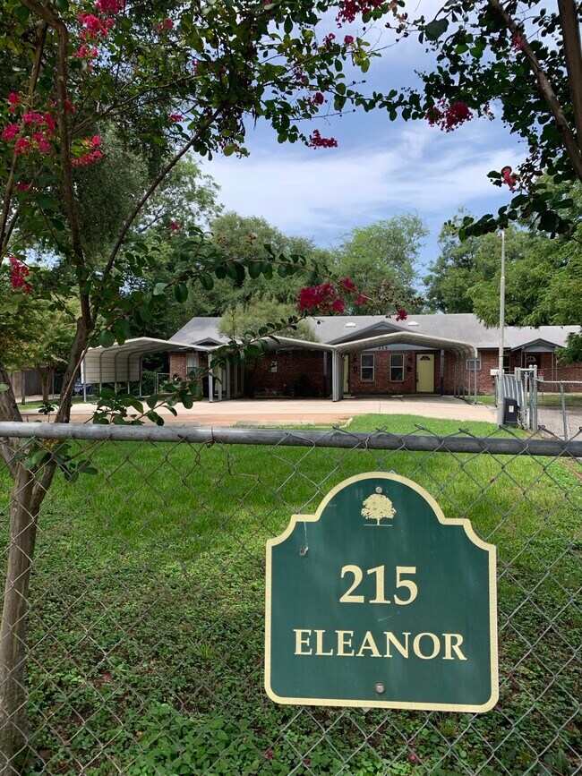 Foto del edificio - 215 Eleanor Ave