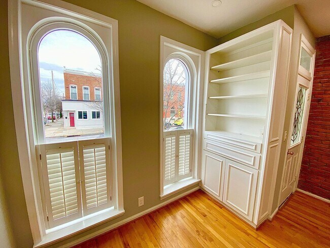 Building Photo - Stunning 2-Bedroom/2.5 Bath - Half Block f...