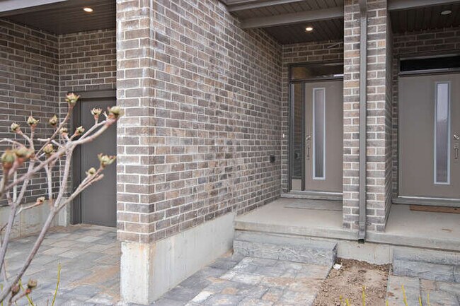 Photo du bâtiment - BEAUTIFUL THREE LEVEL THREE BEDROOM CONDO TOWNHOME IN MEADOWGATE