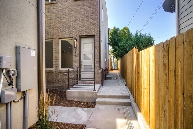 Building Photo - 3 bedroom / 3.5 bath Townhome + 2 Large Flex Spaces & Spacious Roof Top Deck!