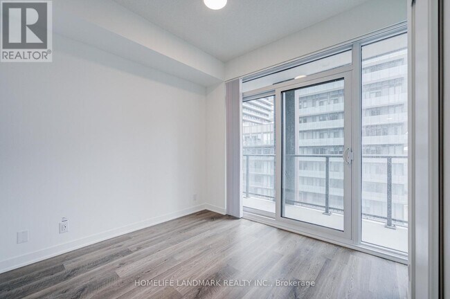 Photo du bâtiment - 180 Front St E