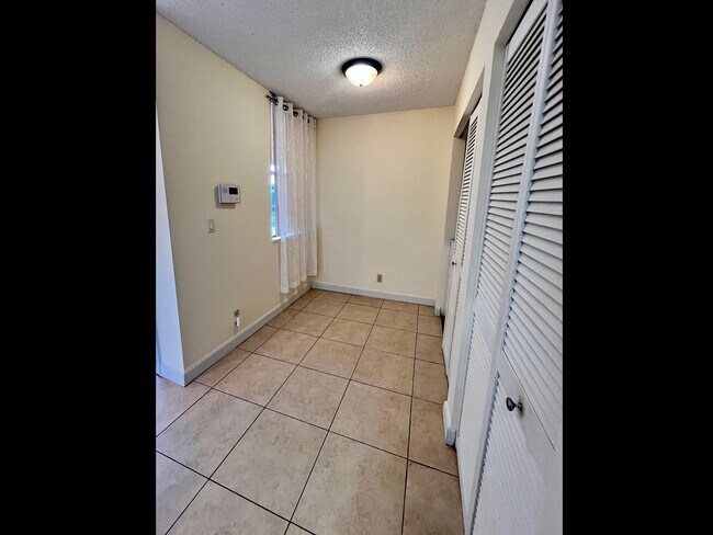 Foto del edificio - 8266 NW 24th St