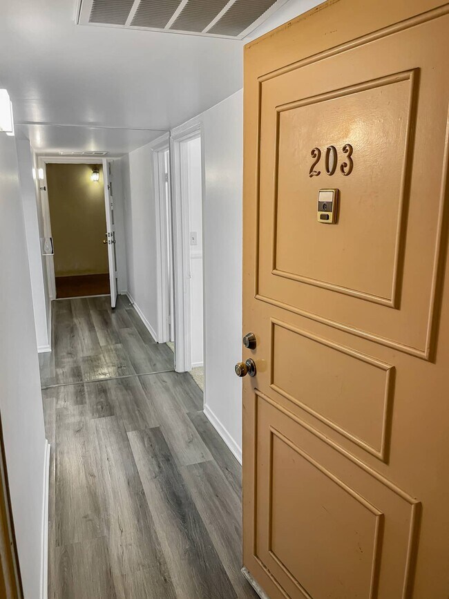 Foto del edificio - 14850 Hesby St