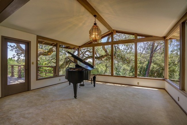 Building Photo - Large Home with Views