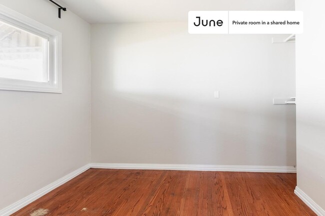 Building Photo - Room in Shared 7 bed/3 bath home