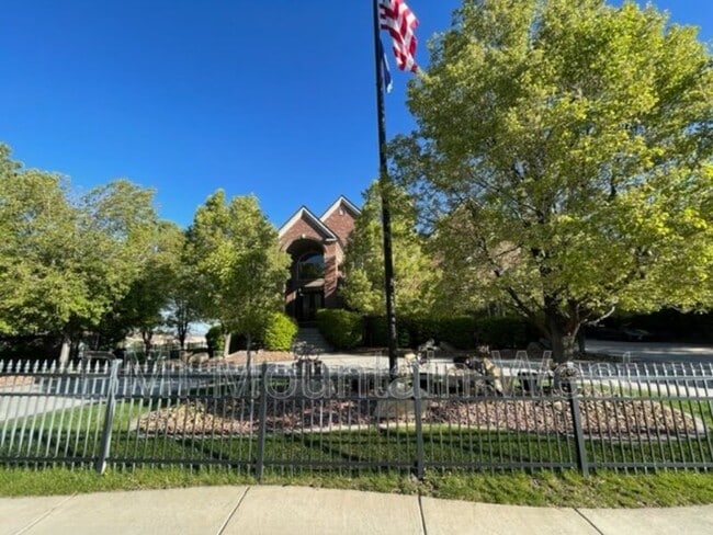 Building Photo - 881 Eagle Ridge Dr