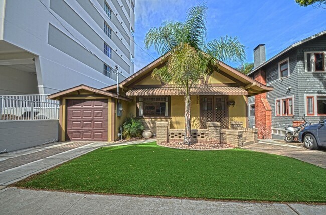 Foto del edificio - Beautifully Renovated Craftsman with Private Yard & Guest Suite in Prime Bankers Hill