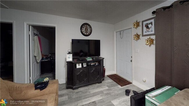 Building Photo - 1721 SW 11th Ct, B