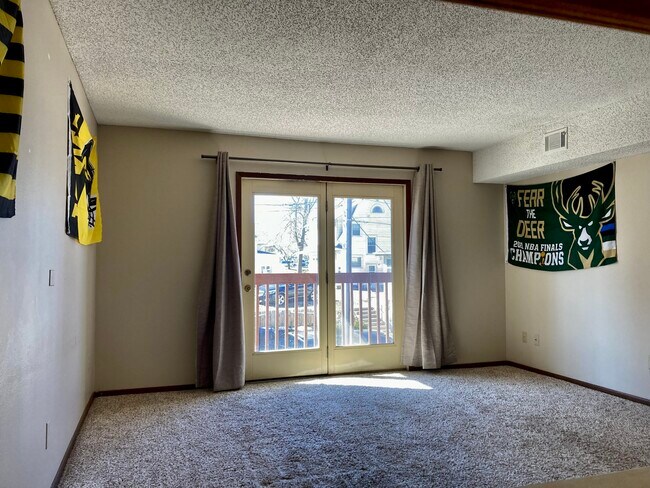 Living Rm leading to balcony - 25 Lincoln Ave