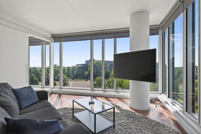 Foto del edificio - Gorgeous "Reflections" Condo w/ Panoramic Views, Light Rail Station, walk to Mall of America!