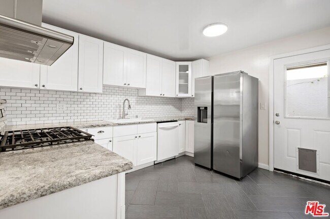 Building Photo - 8529 Saturn St