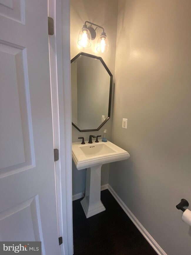 Foto del edificio - 12502 Royal Crown Dr