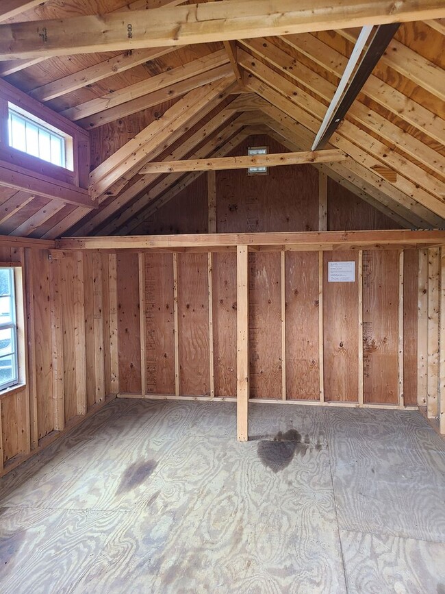 Building Photo - Spacious 2 Bedroom Home with possible 3rd bedroom or office space!