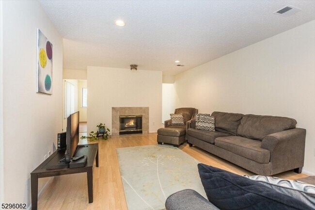 Building Photo - 48 Kayser Ln