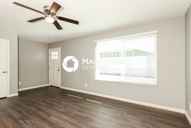 Building Photo - 3 Bedroom Pet-Friendly Home in Phoenix, AZ with Main Street Renewal