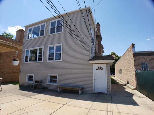 Foto del edificio - 6510 W Higgins Ave