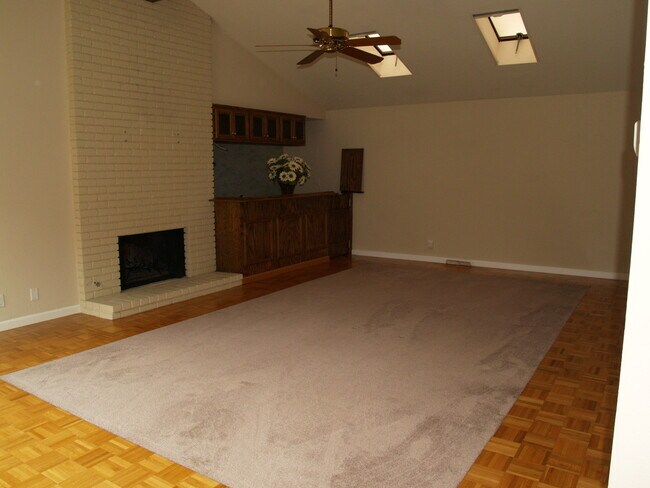 Building Photo - DANVILLE, 3BD/2BA Single Story Family Home...