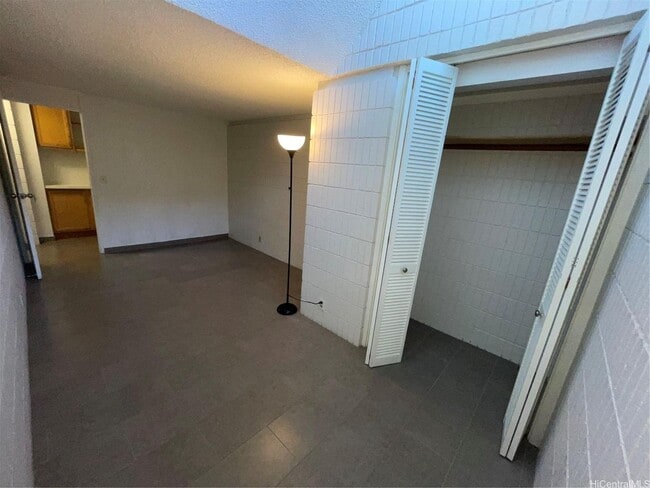 Building Photo - Spacious 3 Bed / 2 Bath – Nuuanu Park Place – Garden-Level Unit