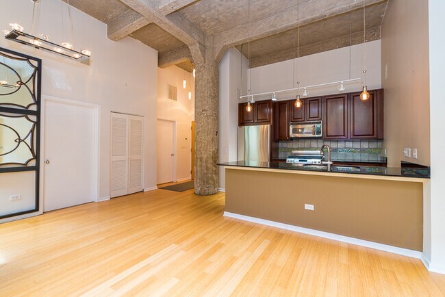 Building Photo - 1735 N Paulina St