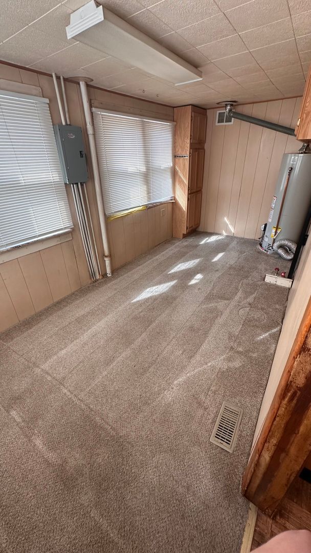 Building Photo - $1250 - 3 bedroom/ 2 bathroom with bonus r...