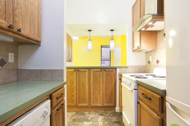Building Photo - 350 W 56th St