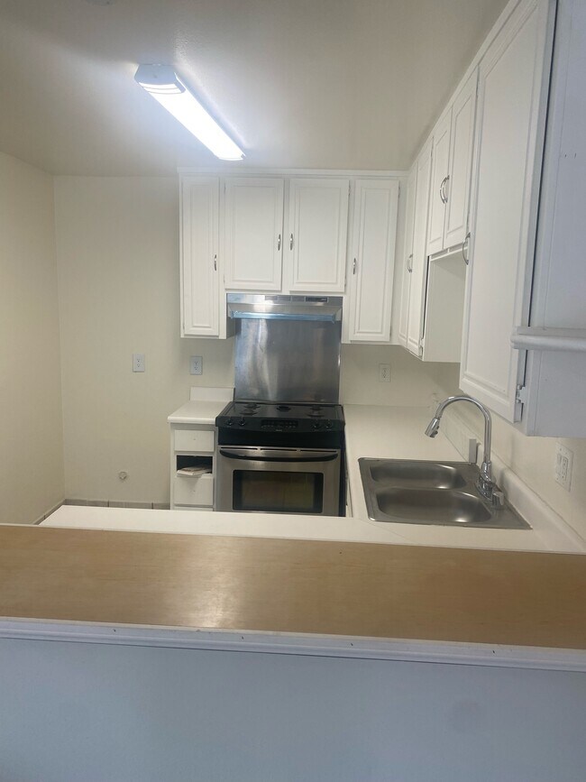 Building Photo - 1088 Cabrillo Park Dr