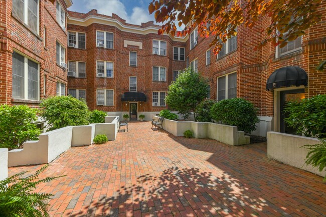 Building Photo - 828 N Elm St