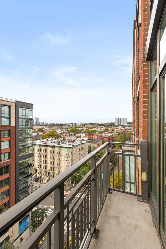 Building Photo - 1100 Maxwell Ln