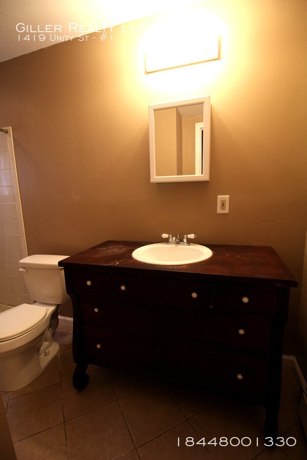 Building Photo - Newly Rehabbed 1 Bedroom Apartment Available!