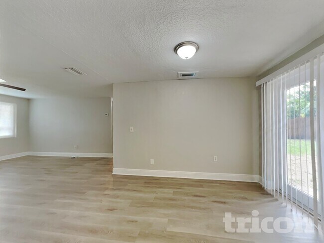 Foto del edificio - 6850 83rd Ave