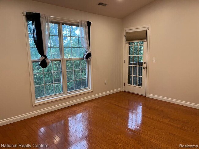 Foto del edificio - Charming 2-Bed Condo in Novi –Great schools & Community Pool Access!