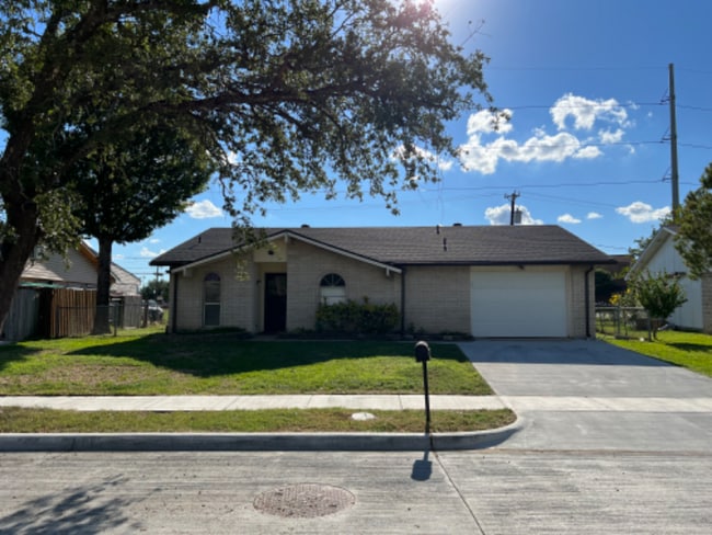Building Photo - 409 S Holiday Dr