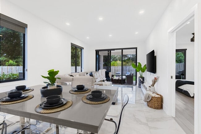 Building Photo - 826 SW 14th Ct