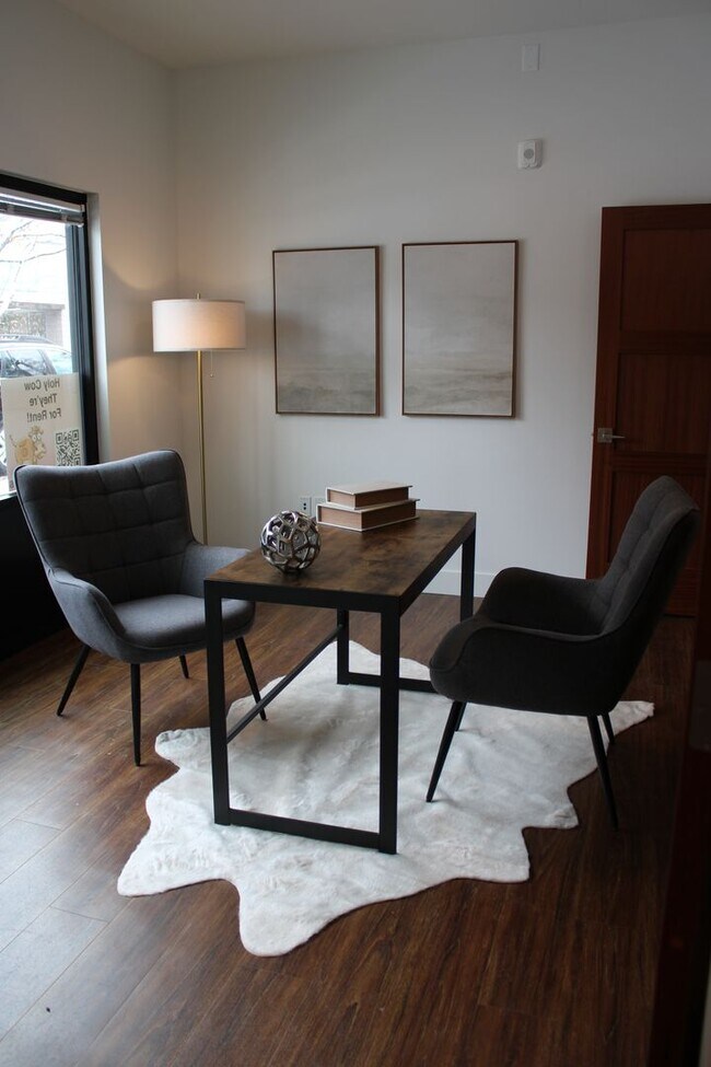 Building Photo - Stunning 3-Story Townhome in Oldtown Louis...