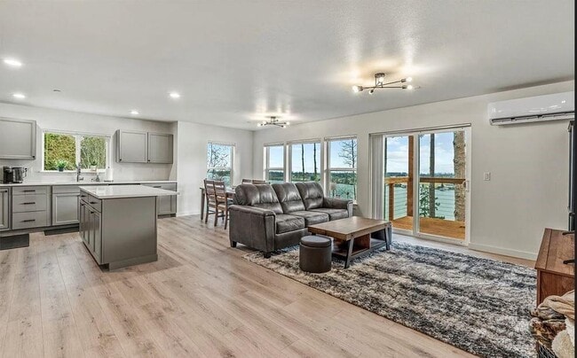 Building Photo - 572 Columbia St