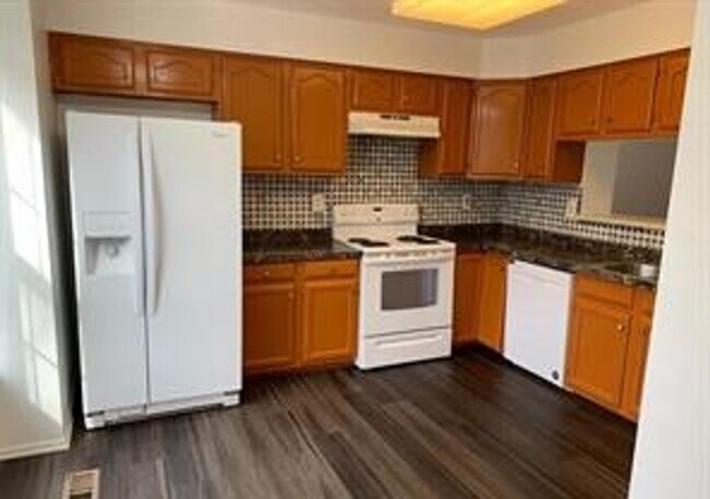 Building Photo - Very well maintained 3 bedroom 2 full 2 ha...