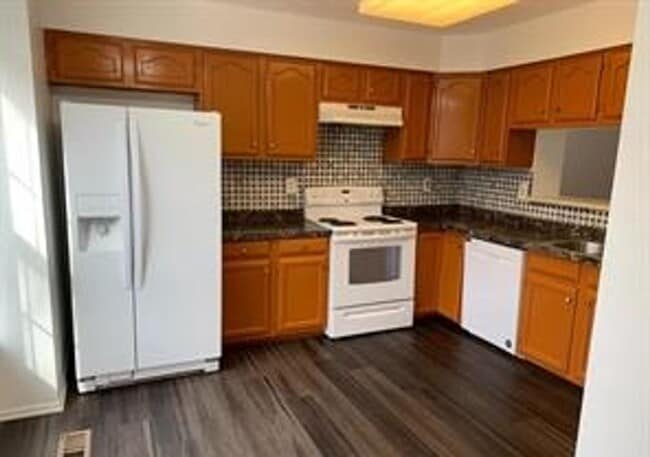 Foto del edificio - Very well maintained 3 bedroom 2 full 2 ha...