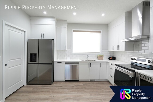 Building Photo - GORGEOUS 2 BEDS + DEN / 2 BATH MAIN FLOOR