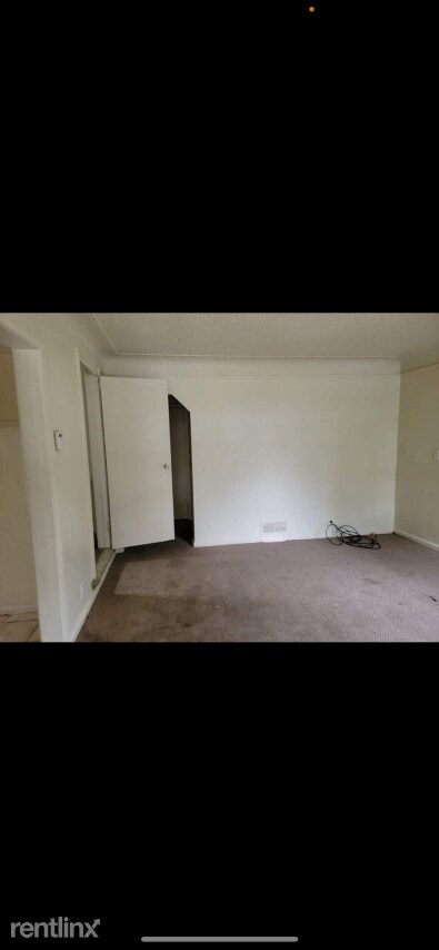 Foto del edificio - 3 br, 1 bath House - 9575 Longacre St