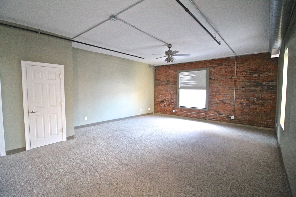 Primary Photo - 208 W 4th St