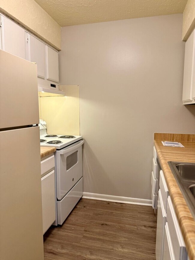 Foto del edificio - 2 bedroom/1 bath New paint and floors.
