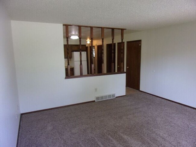 Building Photo - 2 Bedroom Duplex-Walking Distance to Mckee...