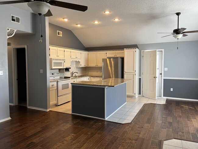 Building Photo - 2260 Estate Cir