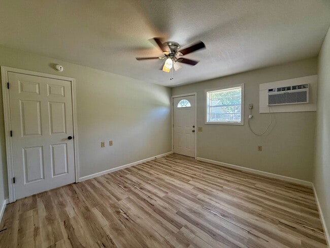 Building Photo - 204 N 16th Ave