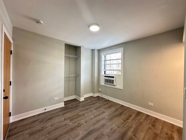 Foto del edificio - 545 W Belmont Ave