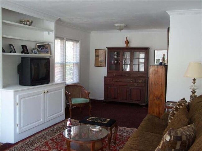 Building Photo - 341 Hollyhill Dr