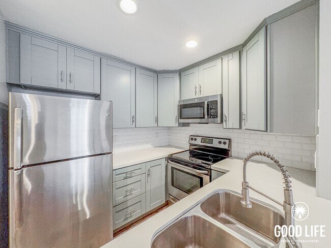 Foto del edificio - SD: 2BD/2BA Condo in UTC with Reserved Parking, Covered Balcony & In-Unit Laundry